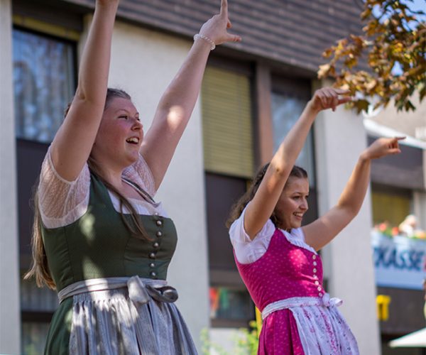 Silke Zotter und Haiden Judith machen Stimmung während der Dirndlshow
