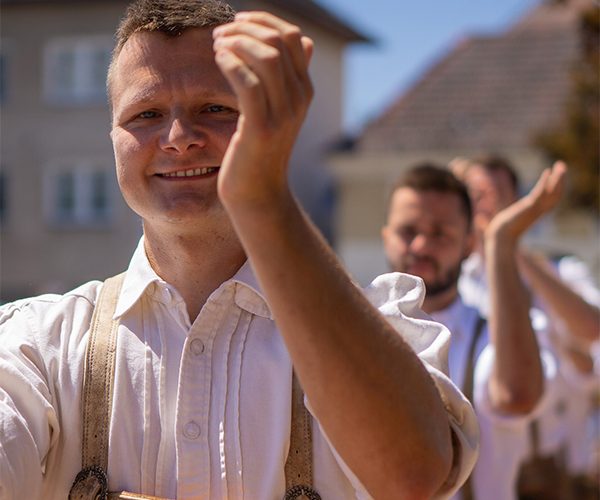 Waltenberger Maximilian führt in seiner weißen Pfort die Gruppe an