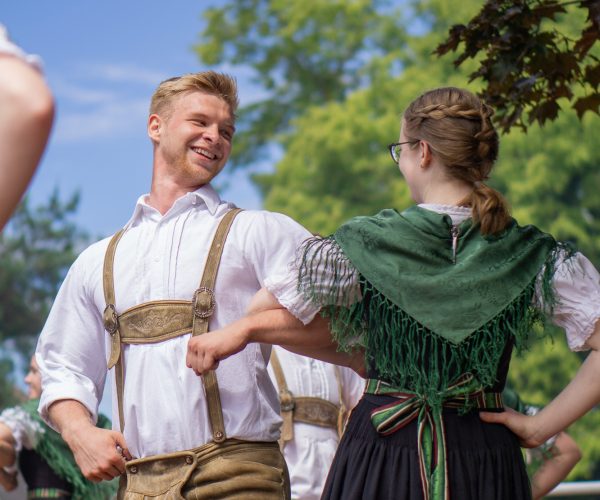 Simon Zotter und Valerie Wimmer tanzen gemeinsam den Bandltanz
